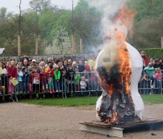 Winter ade – Sommertagszug läßt der kalten Jahreszeit keine Chance