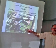 Besuch des Gefängnispfarrers Gerhard Ding im Ethikunterricht der Oberstufe am Hebel-Gymnasium