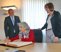 Donna Leon trägt sich in das goldene Buch der </br>Stadt Schwetzingen ein