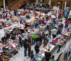 Flohmarkt als zwangloser Treff in der Schule