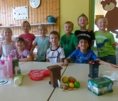 Schulanfänger lernen den Kompostzauberer kennen – Mülltrennung für die Kleinen