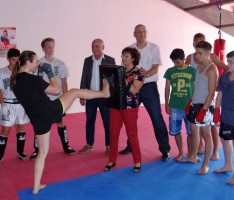 Integration durch Boxen: MdL Rosa Grünstein besucht Bernd Schwabs Box Arena