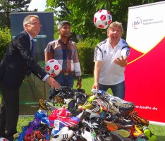 Landrat und BFV: 400 Paar Fußballschuhe für Waisen in Sri Lanka
