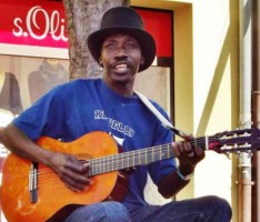 „Seine Bühne ist die Fußgängerzone“  – „Charlys“ Kampf um’s Überleben