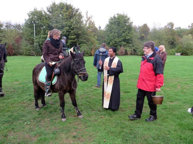 Tiersegnungs-Gottesdienst auf dem DJK-Platz – Viele Hunde und Pferde gesegnet