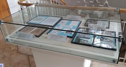 PLA: Vitrine mit Arbeit des Gemeindearchivars