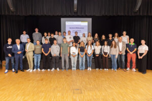 Für 23 neue Auszubildende und Studierende begann am 1. September der erste Schritt ins Berufsleben – ausnahmsweise im Bürgerhaus der Stadt Heidelberg, da im großen Sitzungssaal im Landratsamt gerade Umbaumaßnahmen stattfinden. Die jungen Menschen wurden unter anderen von Landrat Stefan Dallinger (2. v. l.), Personalchef Lukas Würtele (rechts daneben), Verwaltungsdezernent Ulrich Bäuerlein (3. v. r.) und Personalrat Holger Vettermann (daneben) herzlich willkommen geheißen. Weitere fünf Nachwuchskräfte werden zum 1. Oktober ihr duales Studium beim Kreis aufnehmen. / Foto: LRA RNK