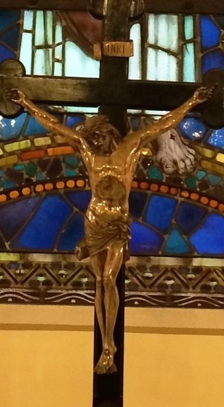 Das Bild zeigt die entwendete Figur an seiner ursprünglichen Position am Altarkreuz. (Foto: Polizei)