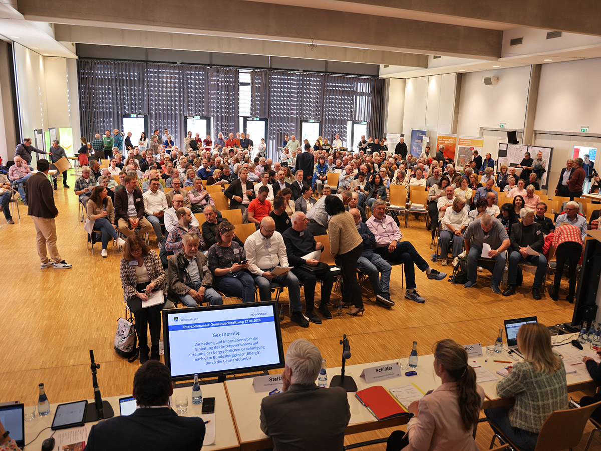Voll besetztes Lutherhaus in Schwetzingen: Rund 300 Bürgerinnen und Bürger verfolgten aufmerksam die Diskussion über ein geplantes Tiefengeothermieprojekt in Schwetzingen.