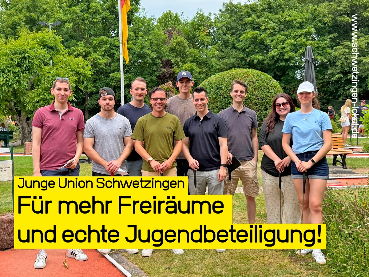 Mitglieder und Teilnehmer der Jungen Union Schwetzingen beim offenen Minigolfturnier auf der Anlage Gartengolf mit dem Schriftzug „Für mehr Freiräume und echte Jugendbeteiligung“.