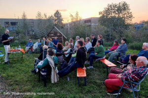 Besucher bei einer literarischen Lesung im MachMit! Garten in Hockenheim